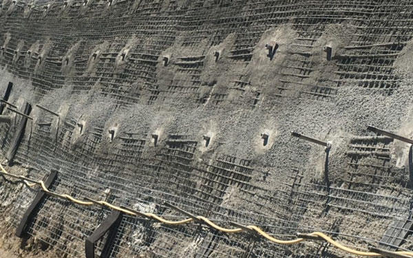 How does a soil nail strengthen the soil? How does a soil nail strengthen the soil?
